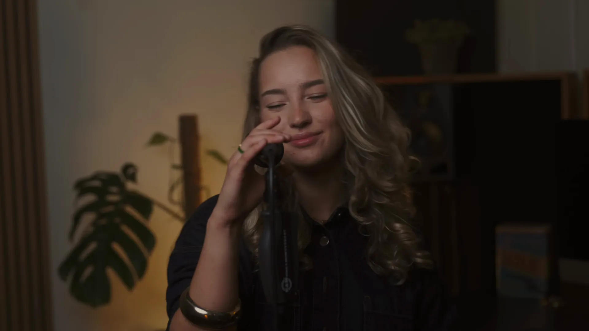 Jessie Rennings auf der Bühne mit Mikrofon